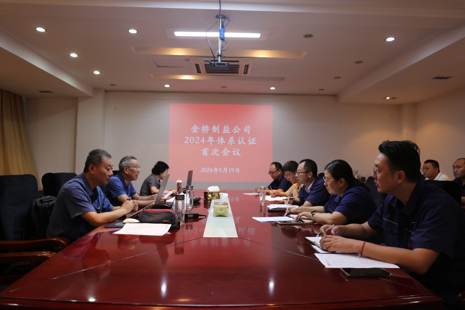近日，金橋制鹽公司通過北京世標(biāo)認(rèn)證中心審核，給予食品安全管理體系、環(huán)境管理體系和職業(yè)健康安全管理體系認(rèn)證“保持認(rèn)證資格”的監(jiān)督審核結(jié)論，給予質(zhì)量管理體系認(rèn)證“再次注冊”的再認(rèn)證審核結(jié)論。通過審核，是對公司精細(xì)化管理成果的檢驗，促進公司內(nèi)控管理水平持續(xù)提升。（李曉月）