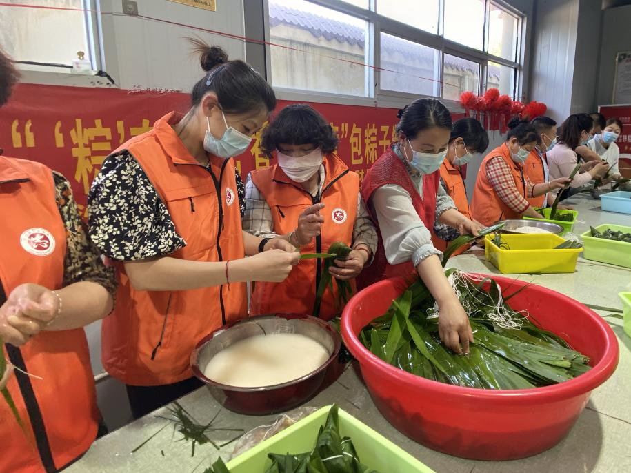 青口供電所黨支部聯(lián)合生產(chǎn)生活服務(wù)中心分會(huì)、黃沙坨社區(qū)，共同舉辦“悠悠艾草香 濃濃端午情”系列活動(dòng)。.png